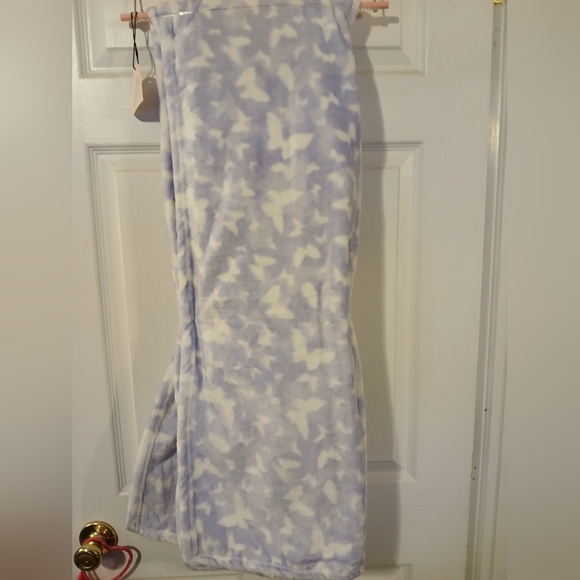 Betsey Johnson NWT 50×70 Inch Plush Throw - Butterflies - Picture 4 of 4